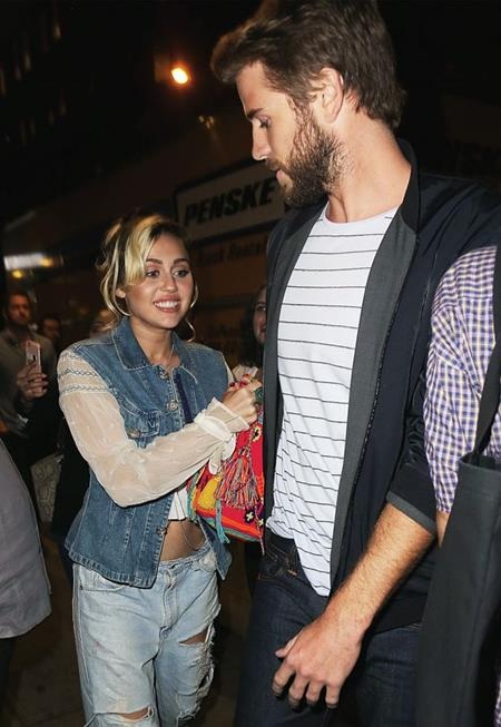 Miley Cyrus và bạn trai tay trong tay hẹn hò lãng mạn - 3 Miley luôn nở nụ cười hạnh phúc trên môi