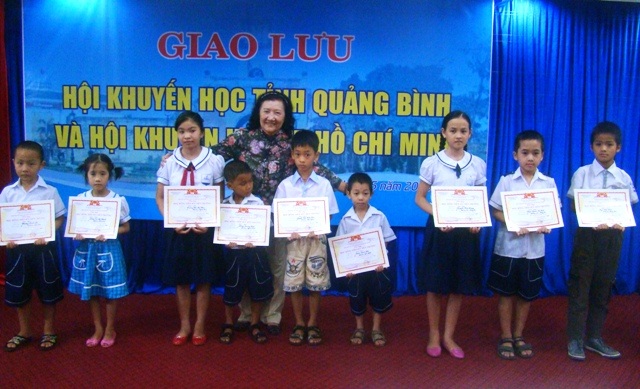 Những dấu ấn đặc biệt về công tác khuyến học, khuyến tài 20 năm qua - 3
Lãnh đạo Hội Khuyến học TP.HCM trao giấy khen và học bổng cho học sinh nghèo vượt khó học giỏi