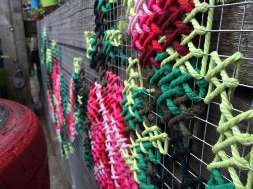 Bức ảnh chụp cận cảnh một tác phẩm nghệ thuật sắp đặt do nữ nghệ sĩ Rodrigo thiết kế.