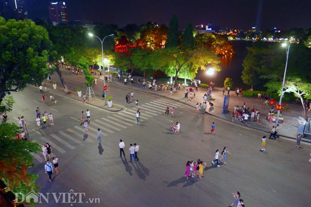 Chùm ảnh: Bình yên phố cổ Hà Nội - 13 Việc triển khai không gian đi bộ xung quanh hồ Gươm, càng khiến người dân đến đây cảm nhận được không khí thoải mái, yên bình khi dạo qua những con đường mát mẻ và sạch sẽ.