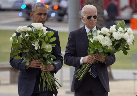 Tổng thống Obama và Phó Tổng thống Joe Biden ôm tổng cộng 49 hoa hồng trắng tưởng niệm 49 nạn nhân vụ xả súng hộp đêm đồng tính Pulse ở Orlando, ngày 16-6-2016. Ảnh: AP