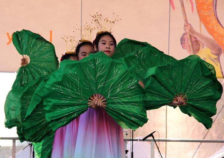 Người Việt đẹp kín đáo trong lễ hội đa sắc tộc nóng bỏng ở Ba Lan - 8 Màn múa nón và múa quạt của các cháu Việt kiều Ba Lan.