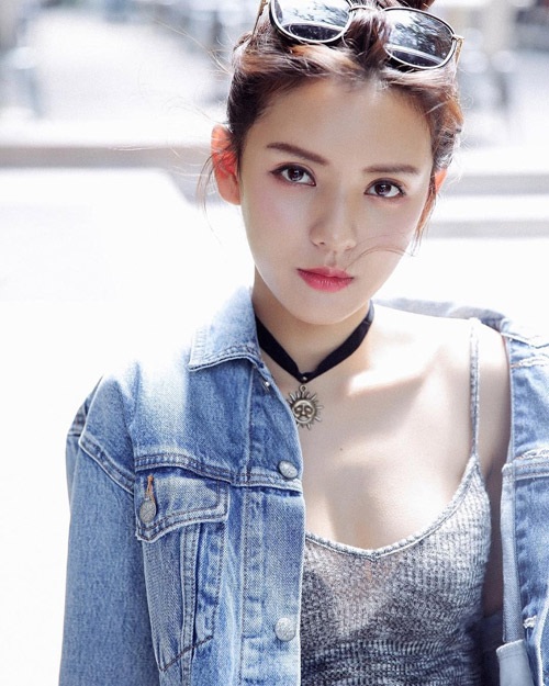 Tìm thấy “bản sao” cực kỳ xinh đẹp của hot girl Midu - 13
Trong những bức ảnh quá khứ bị rò rỉ, Dư Hi đen đúa và mập mạp hơn