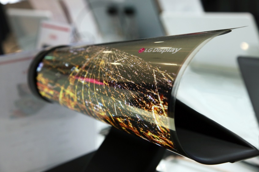 Công nghệ đã biến đổi một chiếc TV như thế nào? - 4 Màn hình OLED dẻo của LG cho phép người dùng cuộn lại như một tờ giấy mà không gây ra bất kỳ hư hại nào.