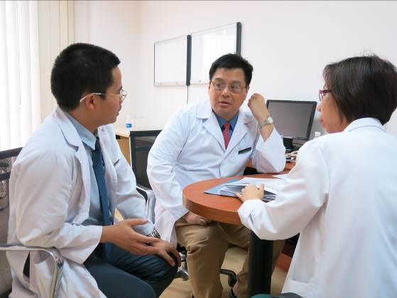 Các bác sỹ có cơ hội làm việc thường xuyên với các chuyên gia hàng đầu thế giới để học hỏi, nâng cao tay nghề ngay tại Vinmec thông qua các chương trình hợp tác quốc tế của bệnh viện.