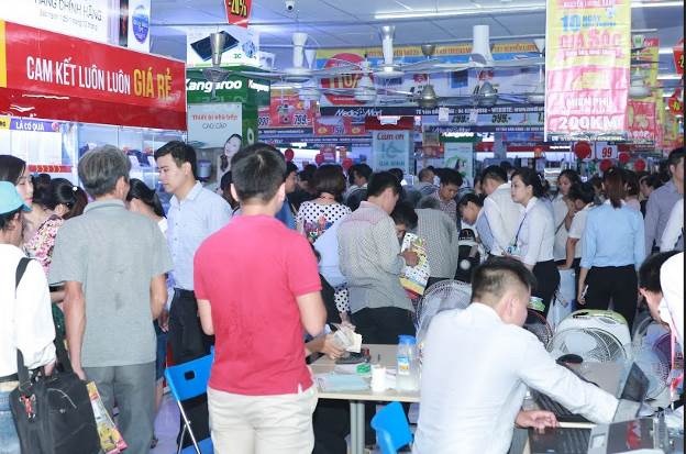 Đua mở siêu thị điện máy mới thu hút người tiêu dùng - 4 Quầy thu ngân quá tải, các bàn thanh toán lưu động nhanh chóng được lập ra