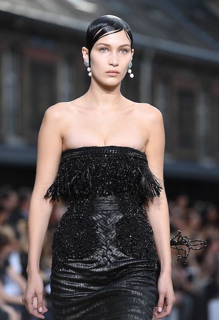 Em gái cô Kim tỏa sáng tại tuần lễ thời trang Paris - 4 Bella Hadid cũng sexy không kém gì cô bạn thân…