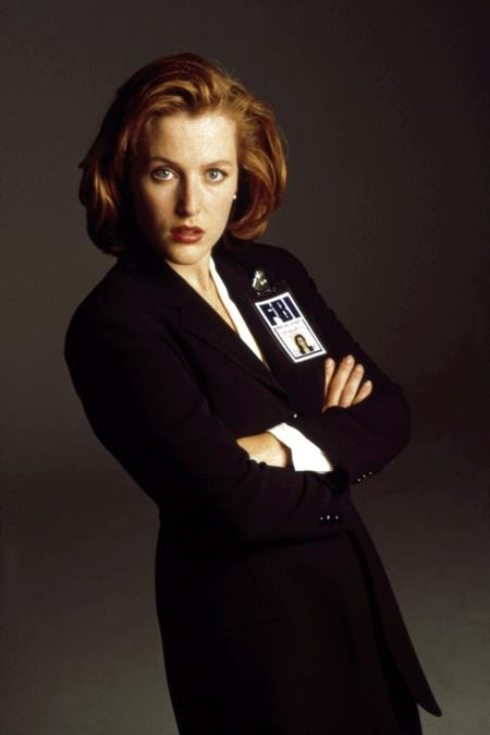 Muôn kiểu giấu bụng bầu quá đỗi tài tình của các sao - 4 Bộ phim The X-Files đã tìm ra một cách thức vô cùng thông minh để ứng phó với chuyện nữ diễn viên chính Gillian Anderson mang thai, đó là để nhân vật Scully của Gillian vắng mặt với lý do: bị người ngoài hành tinh bắt cóc. Nghe có vẻ siêu thực nhưng với một series phim khoa học viễn tưởng như The X-Files thì lý do này lại trở nên hết sức thuyết phục.