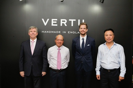 Vertu giới thiệu phiên bản độc quyền tại thị trường Việt Nam - 4
Từ phải qua: Ông Ian Gibbons – Tổng Lãnh Sự Anh, Ông. Hoàng Minh Châu – Thành viên Hội Đồng Sáng lập Công ty FPT, Ông Nicholas Holt – Giám đốc Vertu Châu Á Thái Bình Dương, Ông Nguyễn Duy Hưng – Đại diện nhà phân phối sản phẩm Vertu tại Việt Nam.