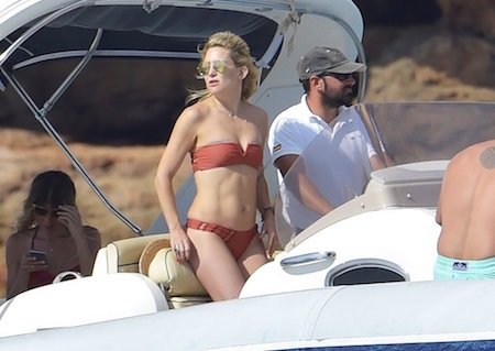 Bà mẹ hai con Kate Hudson tự tin diện bikini khiến fan “bỏng mắt” - 4 Bộ bikini màu gạch bắt mắt giúp ngôi sao tóc vàng khoe ra trọn vẹn số đo 3 vòng “chuẩn không cần chỉnh”