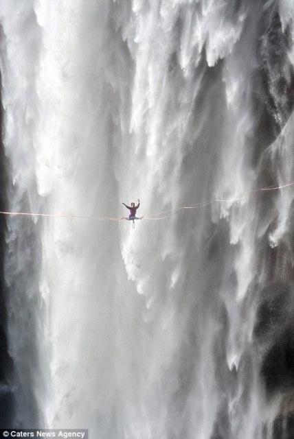 "Hết hồn" nhìn nghệ sĩ yoga biểu diễn trên dây vắt ngang thác nước - 4 "Hết hồn" nhìn nghệ sĩ yoga biểu diễn trên dây vắt ngang thác nước - 4