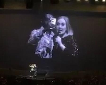 Adele “sốc nặng” khi vô tình khóa môi fan nam trên sân khấu - 4 Nữ ca sĩ sau đó vẫn thân thiện chụp hình cùng fan