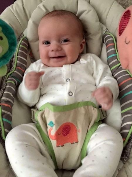 Bé gái xinh xắn nặng gần 3,6 kg