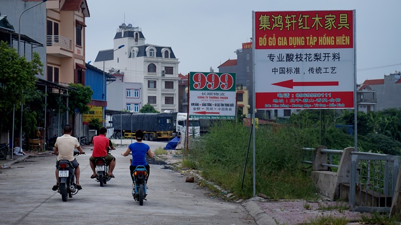 Khu "phố Tàu" tái xuất sát "nách" Thủ đô - 5
Những biển hiệu quảng cáo ven sông Ngũ Huyện Khê thuộc địa phận thôn Kim Bảng, xã Hương Mạc (thị xã Từ Sơn) toàn chữ Trung Quốc với vị trí, kích cỡ đều vi phạm luật quảng cáo.