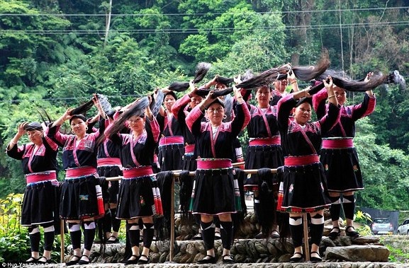Đến nơi phụ nữ cắt tóc duy nhất một lần trong đời - 4 Đến nơi phụ nữ cắt tóc duy nhất một lần trong đời - 4