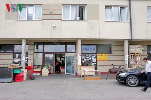Chợ người Việt tại Warsawa - thủ đô của Ba Lan - 5 Có đủ các dịch vụ như những khu chợ ở Việt Nam.