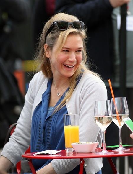 Mặt mũi thay đổi khó tin, “tiểu thư Jones” vẫn không nhận đã động dao kéo - 4 Renée Zellweger trong một cảnh quay cho phần 3 phim “Nhật ký tiểu thư Jones”