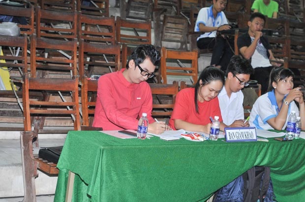 Mới đây, chàng á vương vừa hoàn tất buổi chấm thi vòng sơ khảo tìm kiếm thần tượng Bolero Tình ca phương Nam - một cuộc thi âm nhạc thú vị dành cho sinh viên do Trường Đại học Cần Thơ tổ chức. Bộ trang phục mới với áo sơ mi đỏ tràn đầy năng lượng giúp Á vương Ký Quốc Đạt nổi bật trên ghế nóng.