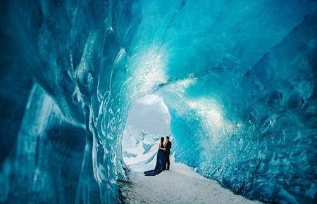 Gần kề bên nhau trong động băng đẹp mê hoặc lòng người