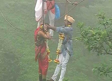 Treo mình trên không làm đám cưới - 4 Chú rể Jaideep trao vòng hoa cho cô dâu