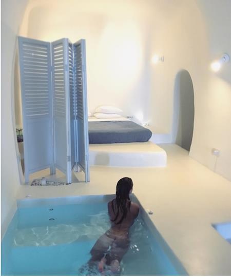 Người mẫu nội y Emily Ratajkowski “lại” khoe thân bốc lửa - 4 Chân dài 9x không ngại nude trước ống kính