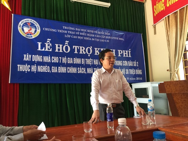 Trường ĐH Kinh tế quốc dân chung tay xây nhà mới cho hộ nghèo Lào Cai bị lũ cuốn trôi nhà cửa - 4
PGS.TS Hoàng Văn Cường chia sẻ khó khăn với đồng bào vùng lũ khó khăn