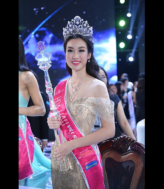 5 hot girl chứng minh "con gái tên Linh thường rất xinh" - 5
Cận cảnh nhan sắc của hoa hậu VN 2016 khi đăng quang.
