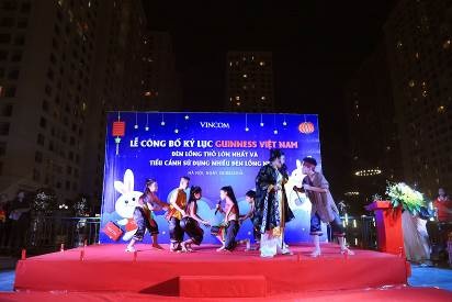 Kỷ lục Guinness mùa Trung Thu 2016: Chính thức “lên đèn” Thỏ Vincom - 4 Ca khúc Thằng Bờm do các em CLB Cánh Diều Hồng không chỉ mang lại sự háo hức cho các em nhỏ mà còn tặng chiếc vé về tuổi thơ cho tất cả khán giả có mặt trong chương trình.