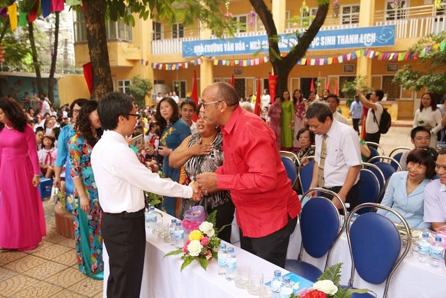 PTT Vũ Đức Đam bất ngờ đến dự khai giảng trường Tiểu học Việt Nam-Cuba - 4
Phó Thủ tướng bắt tay ngài Đại sứ nước Cộng hòa Cuba tại Việt Nam, Herminio López Díaz.