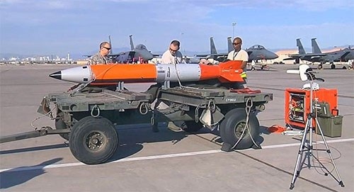 Các chuyên gia Mỹ kiểm tra bom hạt nhân dẫn đường B61-12. Ảnh: sputniknews.com