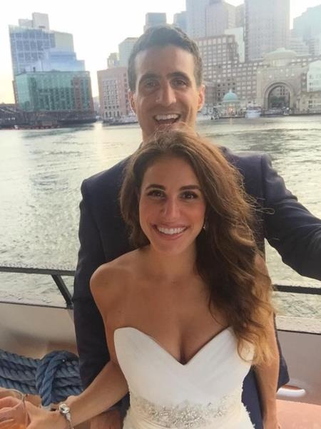 Váy cưới của Samantha là một thiết kế cúp ngực cực kì quyến rũ