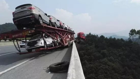 Xe tải lơ lửng trên không sau khi đâm vào hộ lan trên cao tốc - 5 Xe tải lơ lửng trên không sau khi đâm vào hộ lan trên cao tốc - 5