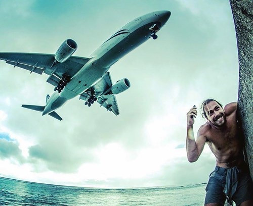 
 Anh từng có không ít bức ảnh selfie ấn tượng, ví dụ như bức ảnh chụp với máy bay này.
