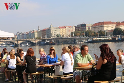 Việt Nam tham gia Lễ hội ẩm thực châu Á tại Praha - 5 Lễ hội được tổ chức bên bờ sông Vltava, một địa điểm thu hút khách du lịch.