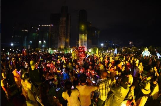 Bên cạnh những hoạt động vui chơi bổ ích, còn có sự tham gia của nhiều nghệ sỹ nổi tiếng: Noo Phước Thịnh, Văn Mai Hương,… với các bài hát đã thành “hit”.