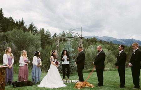 Chú rể mang thú cưng của mình đến làm bạn cùng Charlie