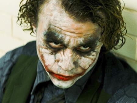 “The dark knight” chính là phần phim xuất sắc nhất trong bộ ba tác phẩm Người Dơi của đạo diễn thiên tài Christopher Nolan. Không những “trình làng” một “hoàng tử tội phạm” Joker ấn tượng nhất lịch sử màn bạc, “The dark knight” còn làm thay đổi hoàn toàn những định kiến chê bai dòng phim siêu anh hùng và nhận được vô số lời tán dương từ giới phê bình.