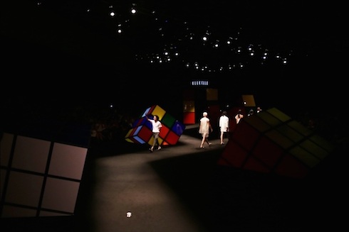 
Sàn diễn của Elle Fashion Show Xuân-Hè 2015 có lẽ là sàn diễn độc đáo và ấn tượng nhất. Những bộ sưu tập mang cảm hứng từ các tông màu cơ bản của khối lập phương, kết hợp và biến tấu đầy sáng tạo qua 6 nhà thiết kế trẻ: Lâm Gia Khang, Nguyễn Hoàng Tú, Lưu Ngọc Kim Khanh, Trương Thanh Long, Võ Công Khanh, Rue des Chats (Anhuong Tran và Lê Minh). Show diễn năm ấy đánh dấu sự tiến bộ vượt bậc trong thiết kế sân khấu cùng trình độ catwalk đầy chuyên nghiệp của các người mẫu Việt Nam.
