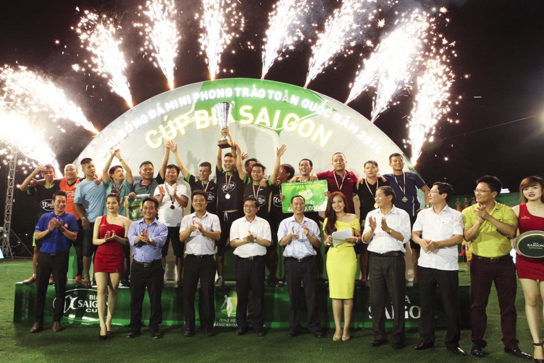 FC Family đăng quang Cúp Bia Sài Gòn - Hà Tĩnh. - 5 Đội FC Family đăng quang cúp Vô Địch Sài Gòn Cúp Hà Tĩnh.