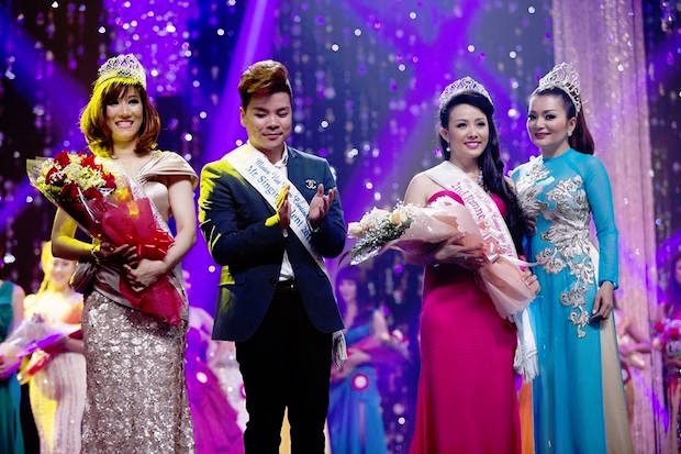Vương miện Hoa hậu Phụ nữ người Việt, Hoa hậu Phu nhân người Việt đã có chủ - 5 Nam vương tài năng ca hát 2015 Tân Hy Khánh và Á hậu Quỳnh Mai trao giải cho Á hậu 2 Hoa hậu Phụ nữ người Việt quốc tế (SBD 03) Tuyết Nhi Nguyễn và Á hậu 2 Hoa hậu Phu nhân người Việt thế giới Jenny Phương Trần (SBD 04) đến từ Los Angeles. Cô cũng đạt giải phụ Tài năng Võ thuật.