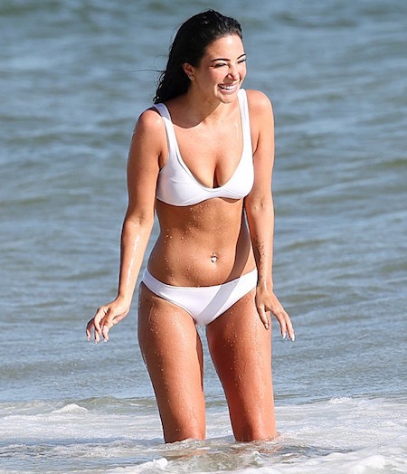 Nữ ca sĩ Anh quốc diện bikini đốt cháy bãi biển - 5 … khiến cho nhiều fan nam phải “đỏ mặt”