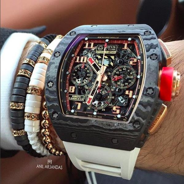 Set vòng tay Multistoppers của Anil Arjandas “ton-sur-ton” với chiếc đồng hồ Richard Mille RM011 Romain Grosjean. Mỗi chiếc vòng Multistoppers được cấu thành từ 15 viên đá agate và 5 viên vàng hồng đính kim cương nâu. Giá của mỗi chiếc Multistoppers là khoảng 50 triệu đồng.