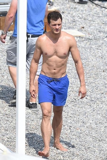 Sao phim “50 sắc thái” diện bikini nóng bỏng bên người tình màn ảnh - 5 Jamie Dornan cũng đi tắm biển cùng bạn diễn