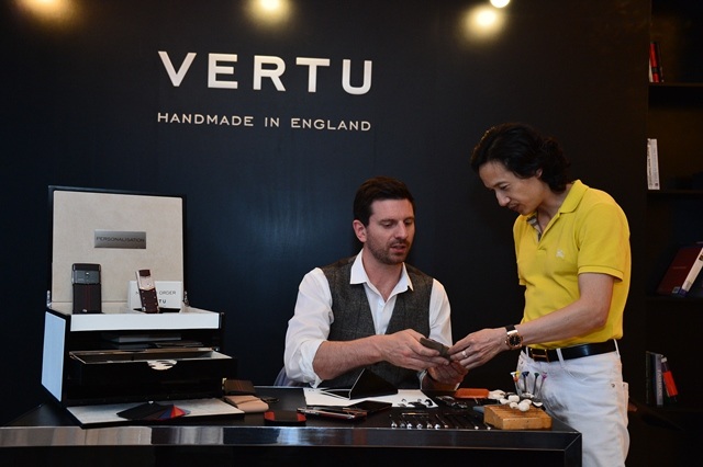 Vertu giới thiệu phiên bản độc quyền tại thị trường Việt Nam - 5
Ông James Wall – Nghệ nhân chế tác thủ công đến từ Anh Quốc đang tư vấn cho khách hàng dịch vụ MTO (made to order) thiết kế cá nhân chuyên biệt.