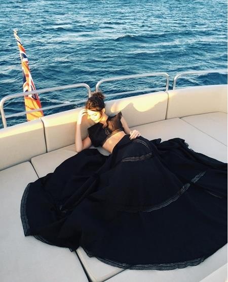Loạt hình tự sướng “bốc lửa” của các sao nữ - 5 Em gái của cô Kim “siêu vòng 3”, Kendall Jenner lại có thêm một bức hình khiến các fan hâm mộ “mê mệt”