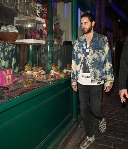 “Bà xã” Johnny Depp công khai hẹn hò người tình tỉ phú - 5 … và Jared Leto tới ăn mừng nhân dịp bộ phim “Suicide squad” công chiếu