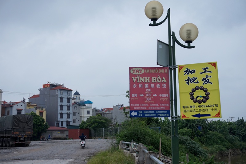 Khu "phố Tàu" tái xuất sát "nách" Thủ đô - 6
Biển hiệu ở ven sông Ngũ Huyện Khê.