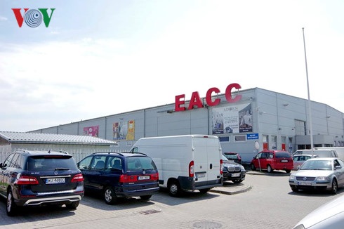 Chợ người Việt tại Warsawa - thủ đô của Ba Lan - 6 Khu EACC lớn hơn với khoảng 400 gian hàng.