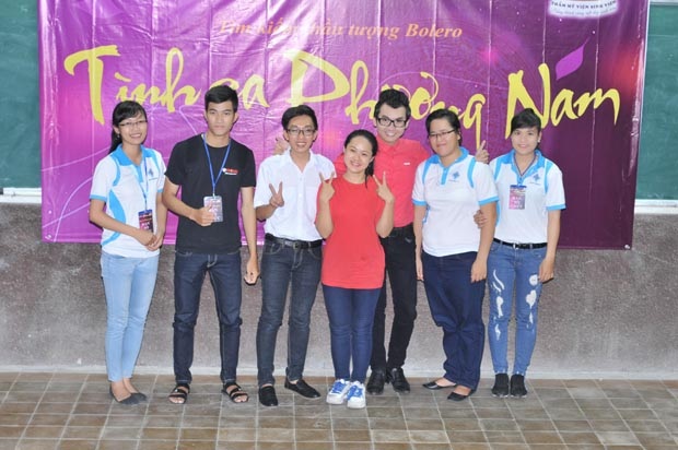 Sau buổi chấm thi thành công, anh vui vẻ chụp hình kỷ niệm cùng các sinh viên Đại học Cần Thơ