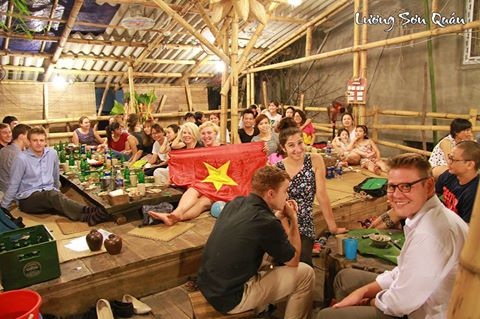 Đi nhậu Sapa giữa lòng Hà Nội - 5 … mà khách Tây cũng rất hào hứng đến Lương Sơn Quán